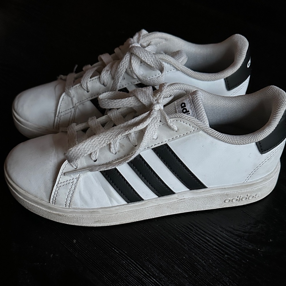 Adidas Classic Tennis Shoes with Black Stripes